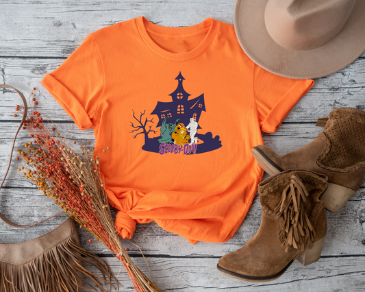 Celebrate Halloween with this classic vintage Scooby Doo Halloween t-shirt.